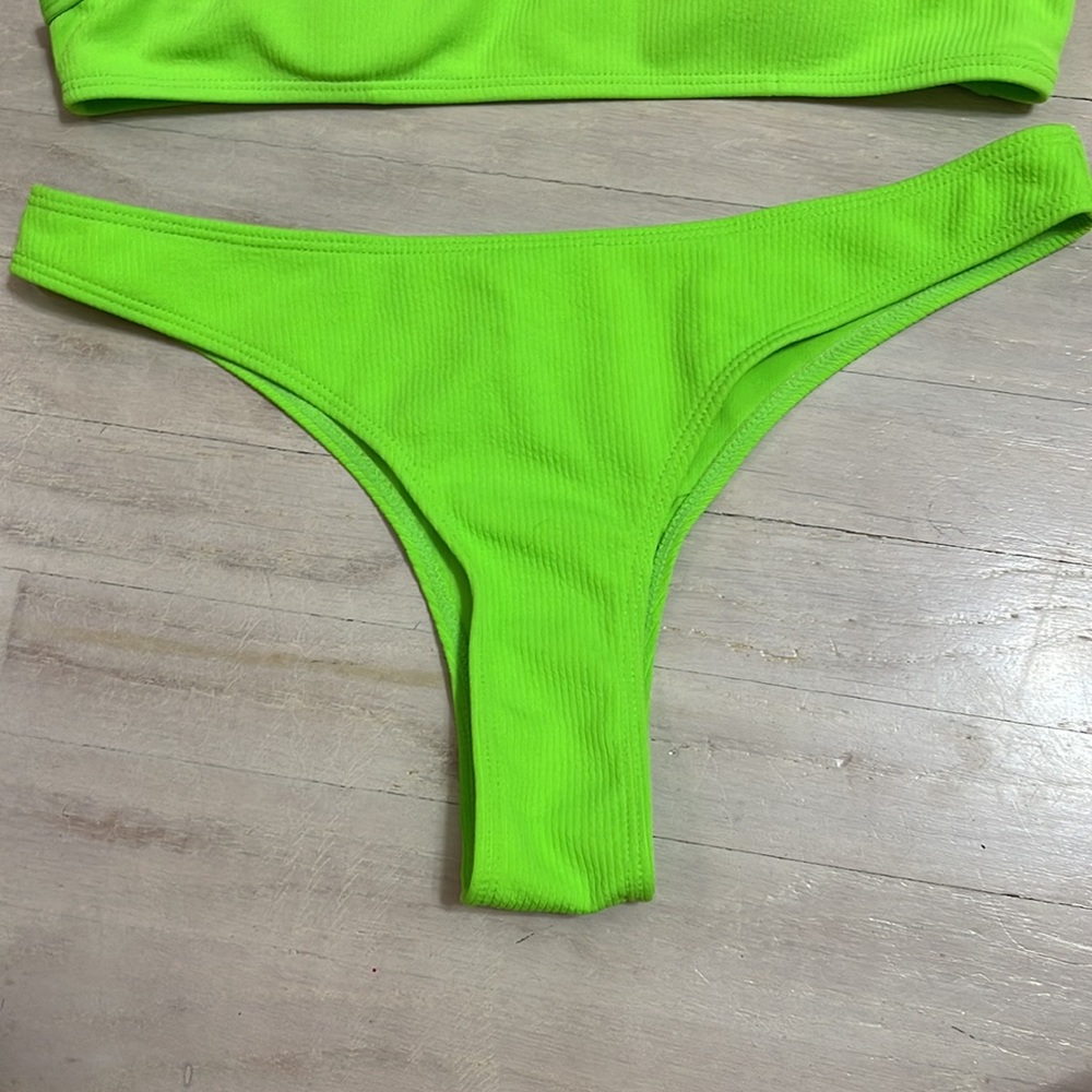 Bikini - Picture 2 of 10